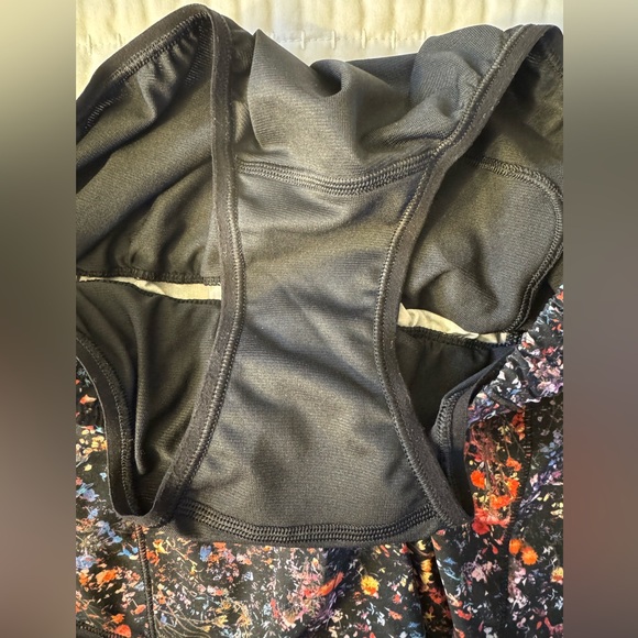 Lululemon shorts, Hotty Hot, floral, low rise, 2.5 inch inseam - Picture 5 of 8